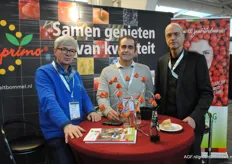 Henk Bekkers and Arthur Elsen with Veiling Zaltbommel and Johan van Alphen of Special Fruit in their midst.